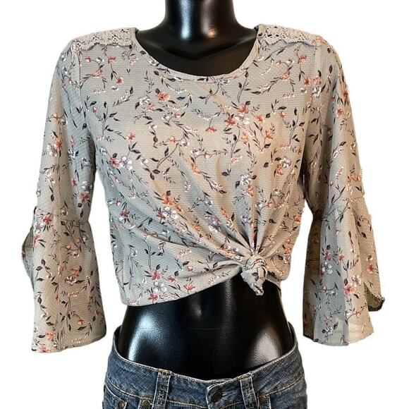 Rewind Womens 3/4 Bell Sleeve Top sz M Floral Blouse Open Back Lace Accent Boho - Picture 1 of 8